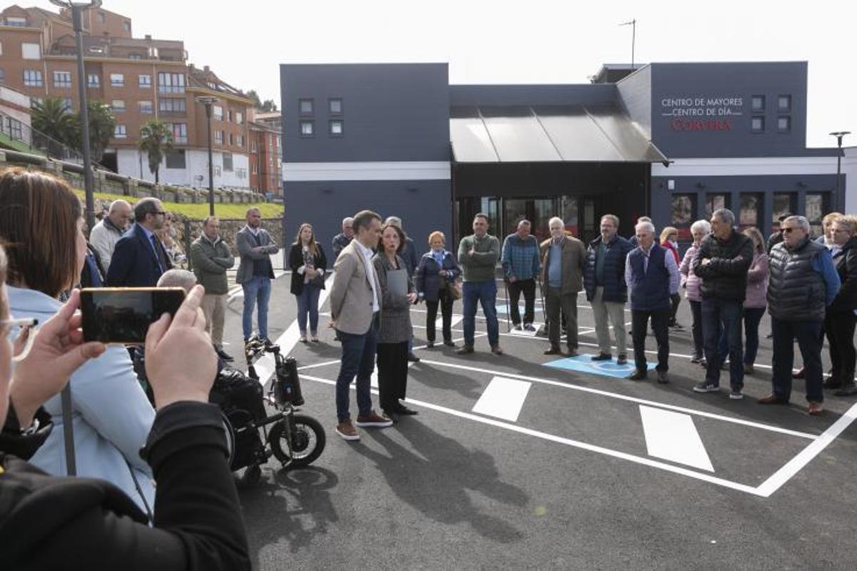 Asistentes al acto de inauguración de la nueva infraestructura (al fondo), con Iván Fernández y Melania Álvarez en primer término.