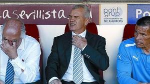 Aguirre, al centre, assegut a la banqueta del Sánchez Pizjuán.