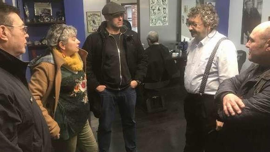 Por la izquierda, el edil Celso Ordiales, Ana González, el concejal José Ramón García, el comerciante José Joaquín Argüelles y Gregorio Ibáñez, ayer en La Calzada.