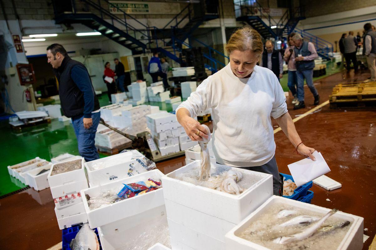 Manoli, una de las mujeres pescaderas que acuden a Mercacórdoba a por género.