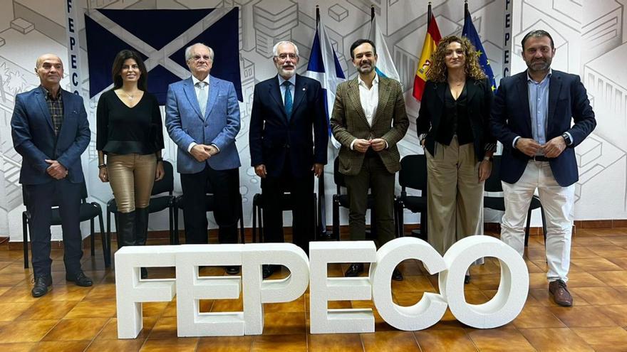 Dirigentes de la patronal de la construcción y del Partido Popular en Tenerife en la foto de familia posterior a su encuentro de trabajo. | | E. D.