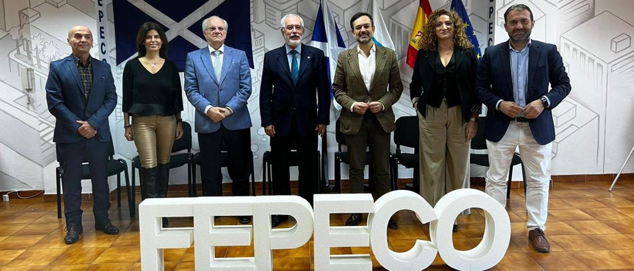 Dirigentes de la patronal de la construcción y del Partido Popular en Tenerife en la foto de familia posterior a su encuentro de trabajo. | | E. D.