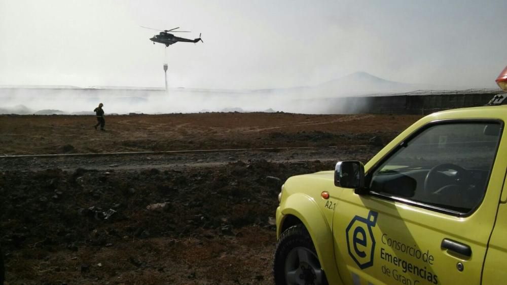 Incendio en una zona de invernaderos en Agüimes