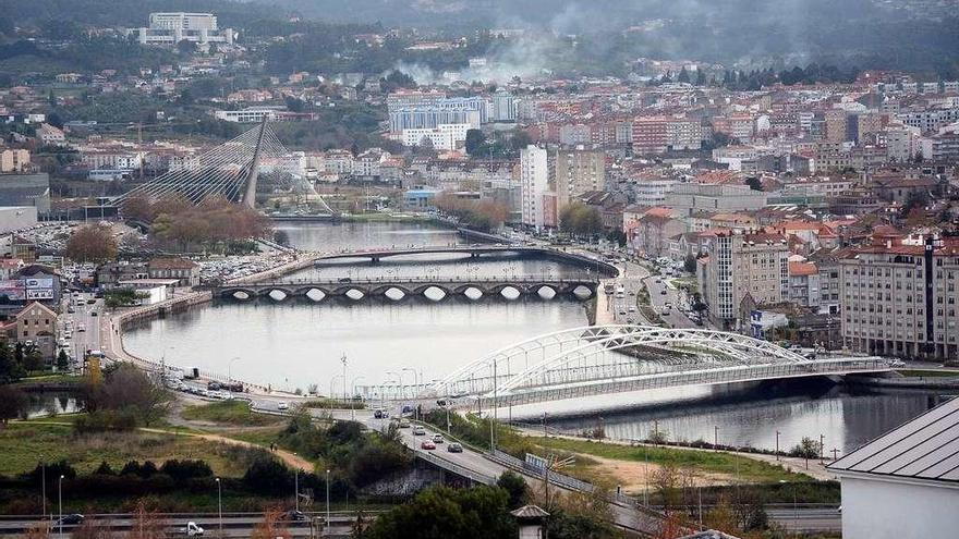 La nueva iluminación de los puentes sobre el río se financia con los remanentes de 2016. // R. Vázquez