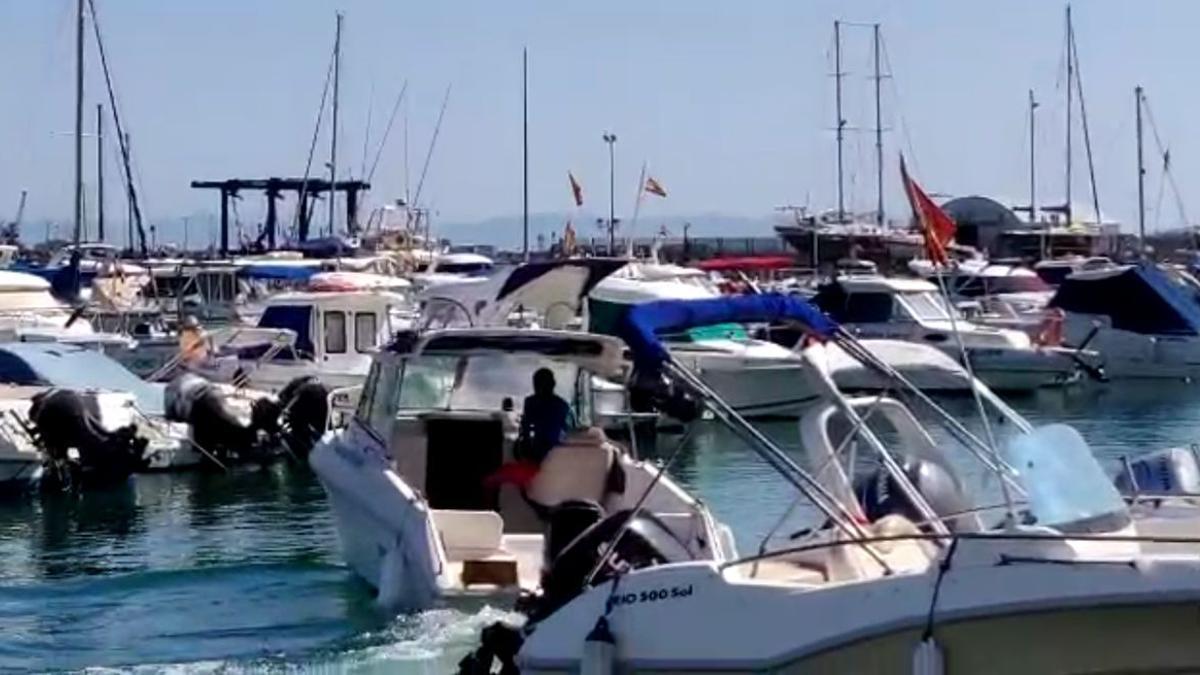 Un momento del intento de robo de una lancha por un menor migrante en el puerto depotivo de Melilla.