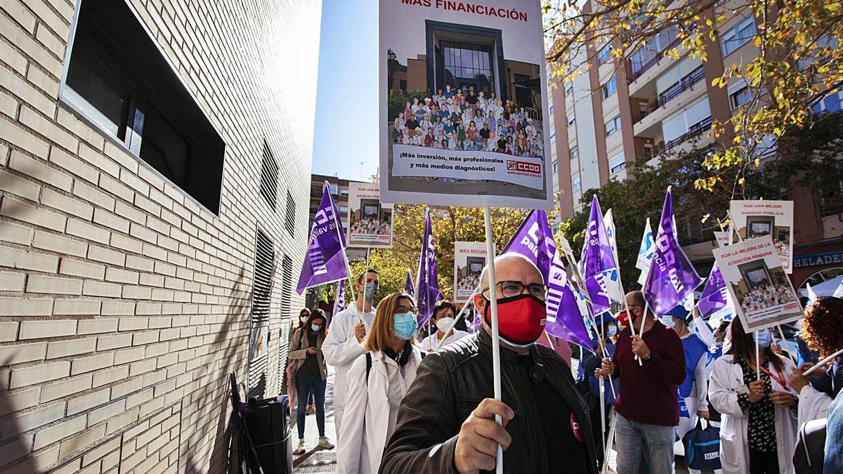 Protesta en un centro de salud de València para pedir más dinero para la sanidad primaria.