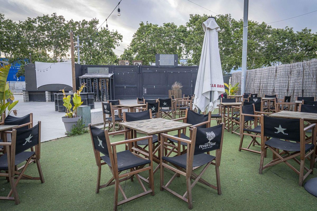 Badalona desaloja el popular bar de tardeos Santa Lola ante el malestar de los propietarios
