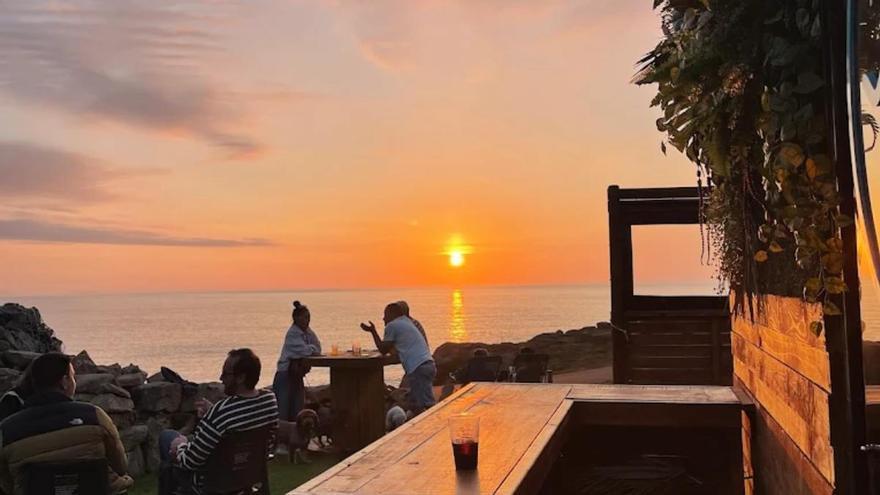 Reabre la terraza con uno de los mejores atardeceres de Galicia: a 15 minutos de A Coruña y frente al mar