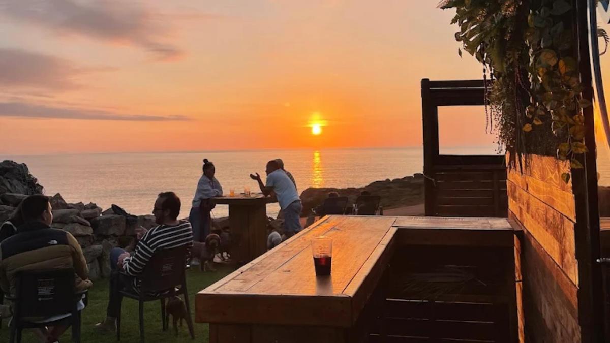 Reabre la terraza con uno de los mejores atardeceres de Galicia: a 15 minutos de A Coruña y frente al mar