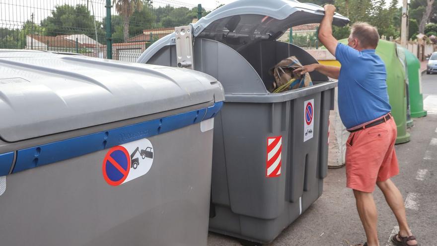 El Ayuntamiento de Torrevieja recurre al buzoneo para aclarar la ubicación de los nuevos contenedores y cómo usarlos