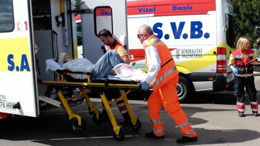 Dos ambulancias atienden una emergencia sanitaria, en una imagen de archivo.