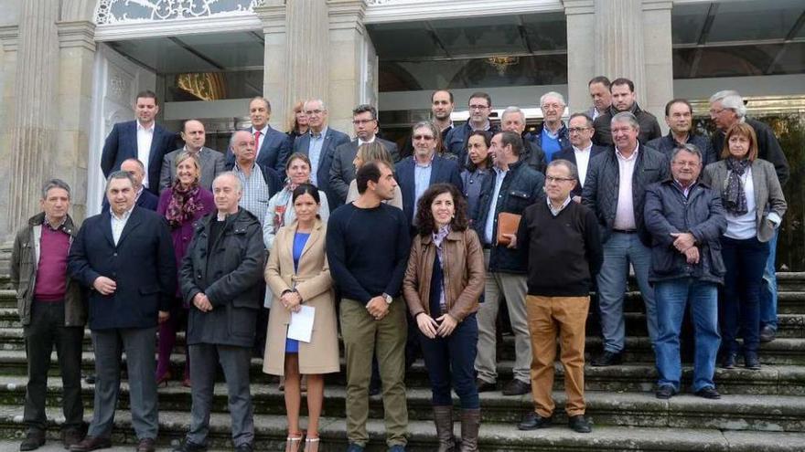 Alcaldes y portavoces del PP en los municipios de la provincia, ayer, ante la Diputación. // Rafa Vázquez