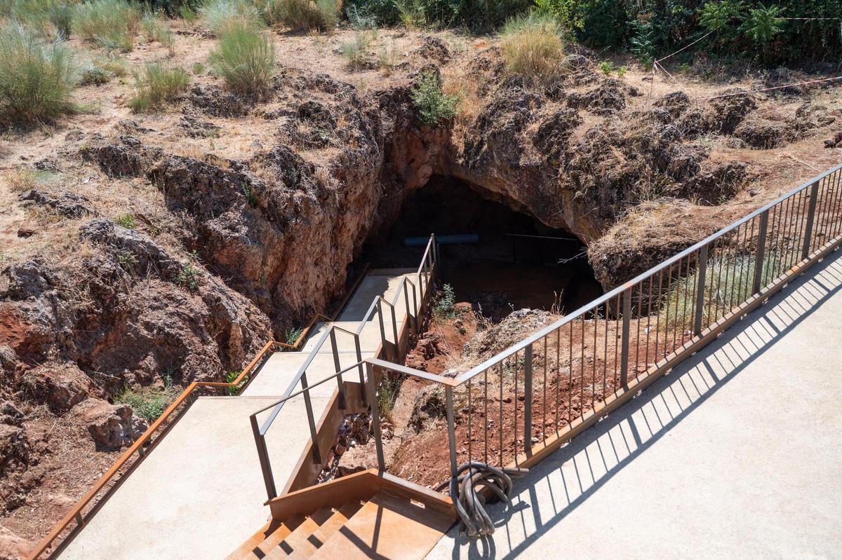 Estado actual de la entrada a la Cueva del Conejar.