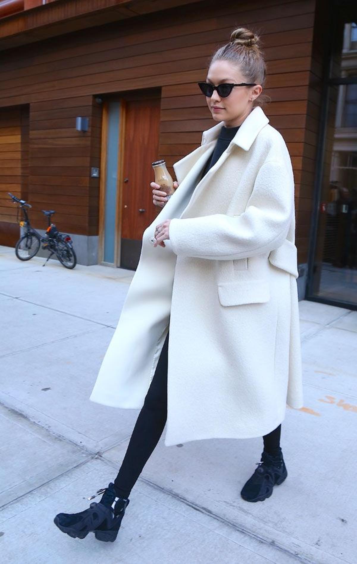 Gigi Hadid con moño alto y abrigo blanco