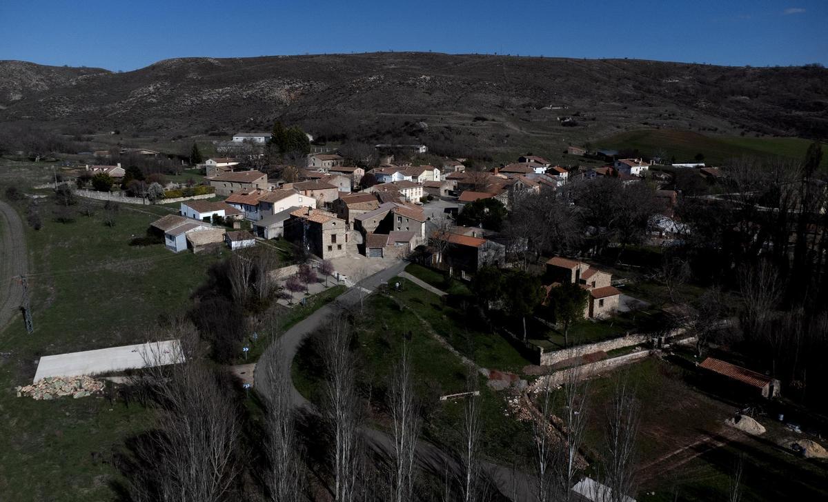 Vista aérea de Benamira en Soria, un pueblo de 58 casas donde sólo vive una persona durante todo el año: Fernando del Amo.