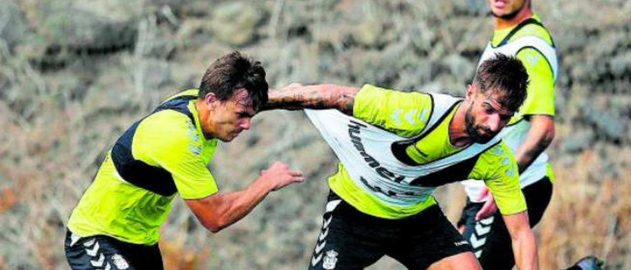 Eric Curbelo puja un balón con Pejiño en la vuelta, ayer, de la UD Las Palmas a los entrenamientos.