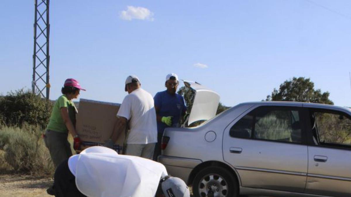 La asociación Cryosanabria retira decenas de kilos de vidrio del vertedero de Puebla