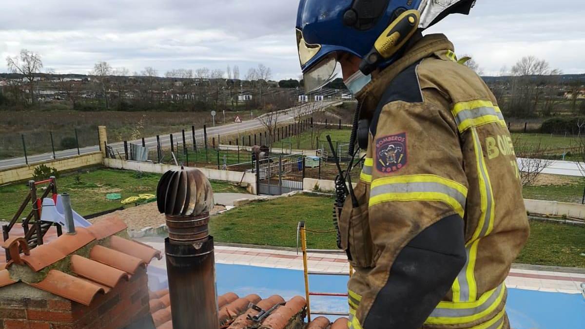 Un bombero observa la chimenea en la que se originó el incendio