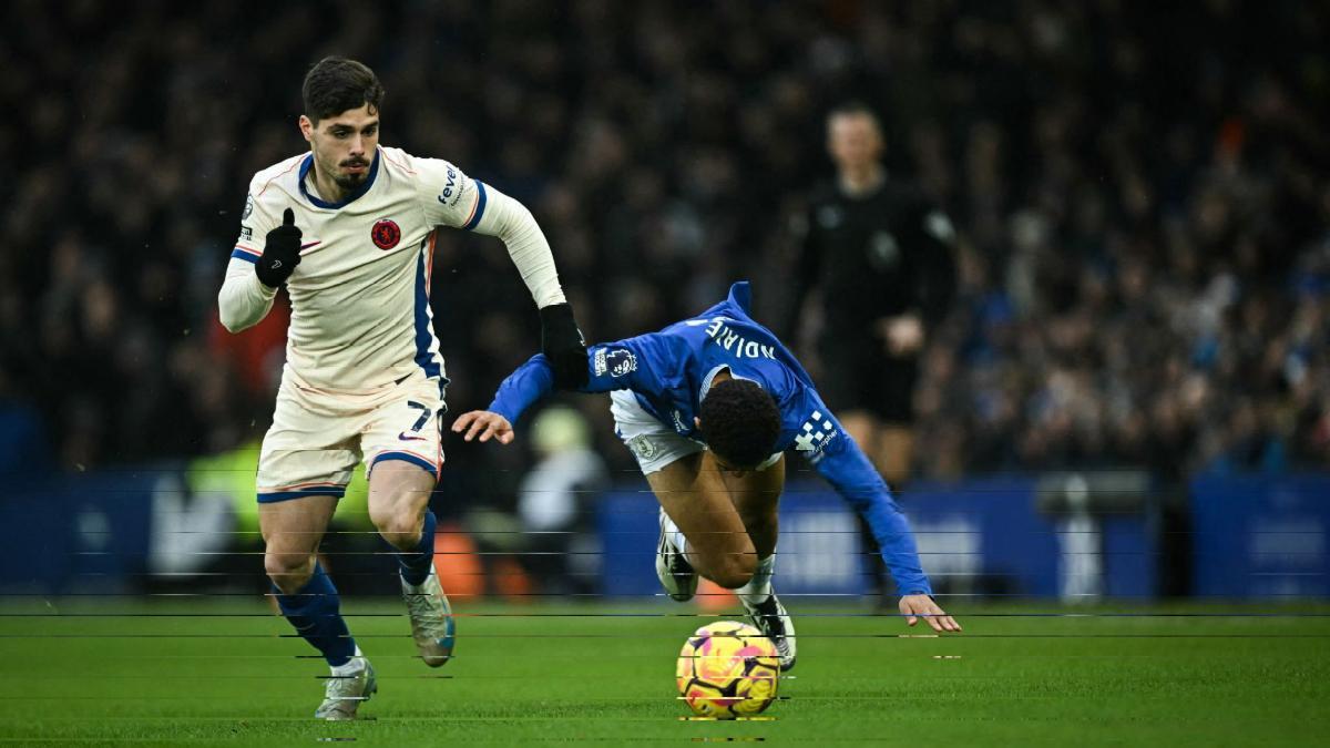 Pedro Neto estuvo muy activo durante la primera mitad en Goodison Park