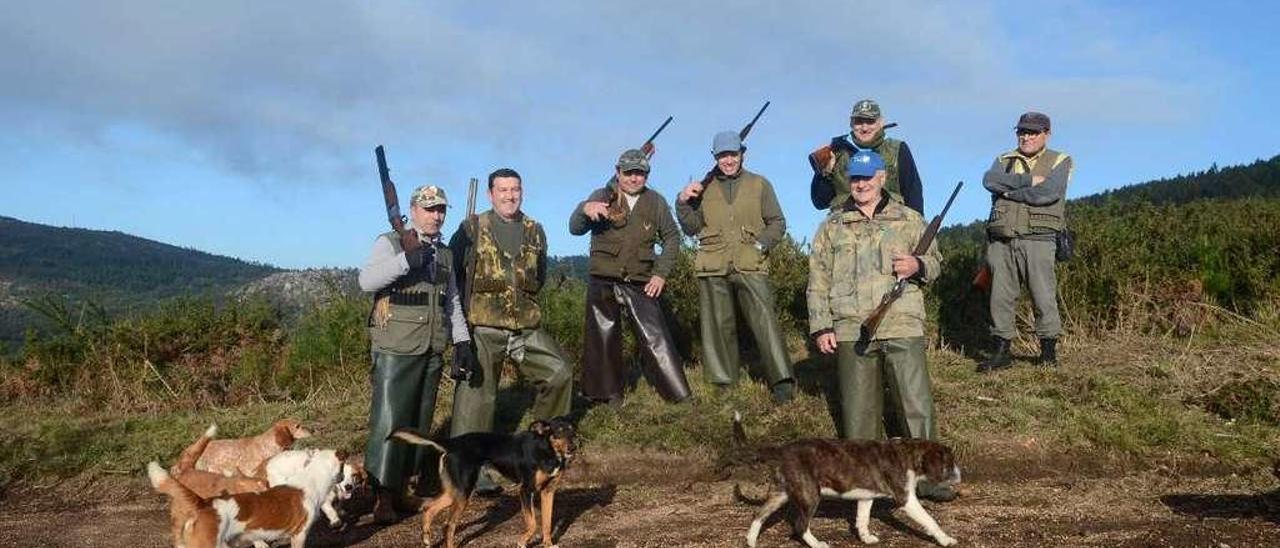 Un grupo de cazadores y perros en el coto de caza de Vilagarcía de Arousa. // Noé Parga