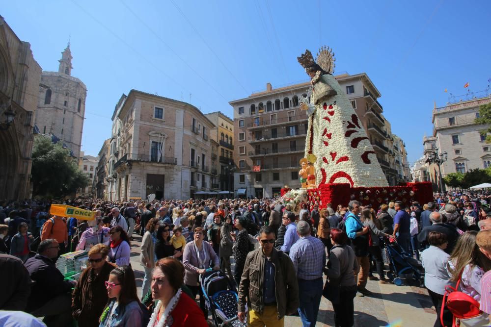 Miles de personas han acudido este lunes a visitar a la Virgen de los Desamparados