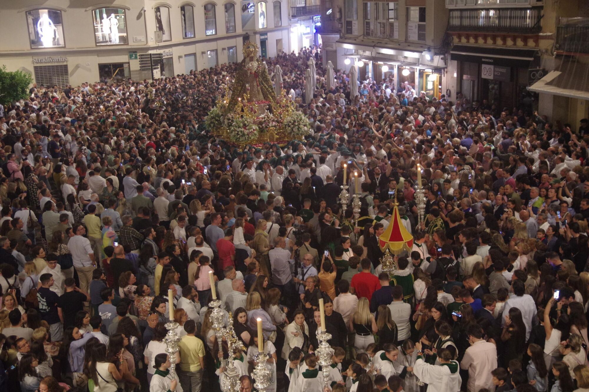 Procesión triunfal de regreso de la Virgen de la Esperanza a su basílica tras su peregrinación a Roma
