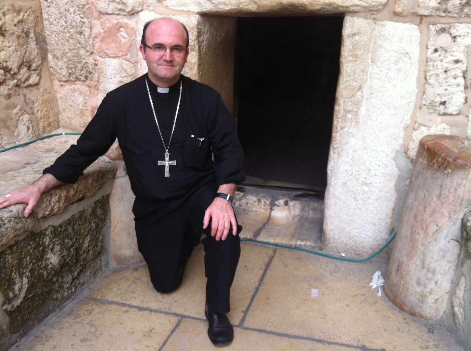 El nuevo obispo en una visita a Belén