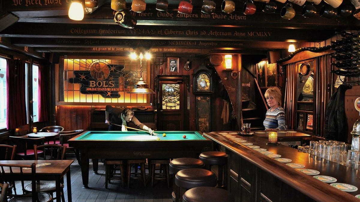 Cafés oscuros de Ámsterdam: te contamos qué son estos peculiares pubs