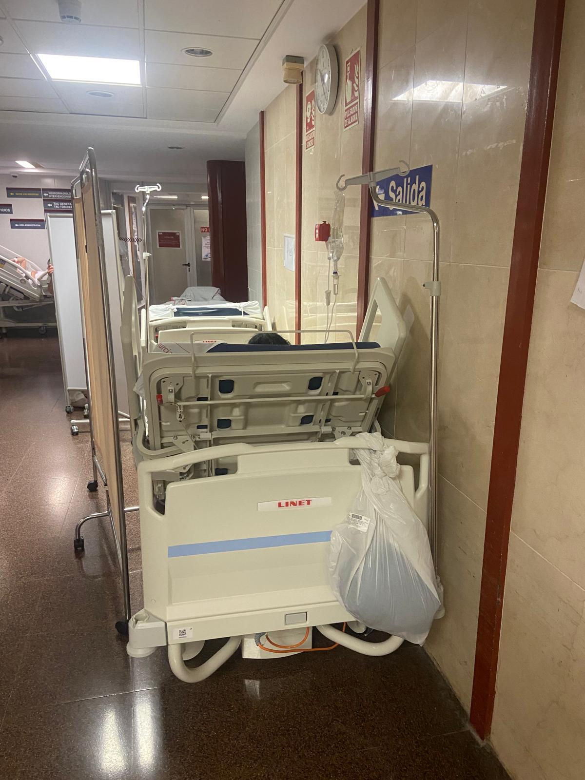 Pacientes en los pasillos de Urgencias de la Arrixaca este martes.