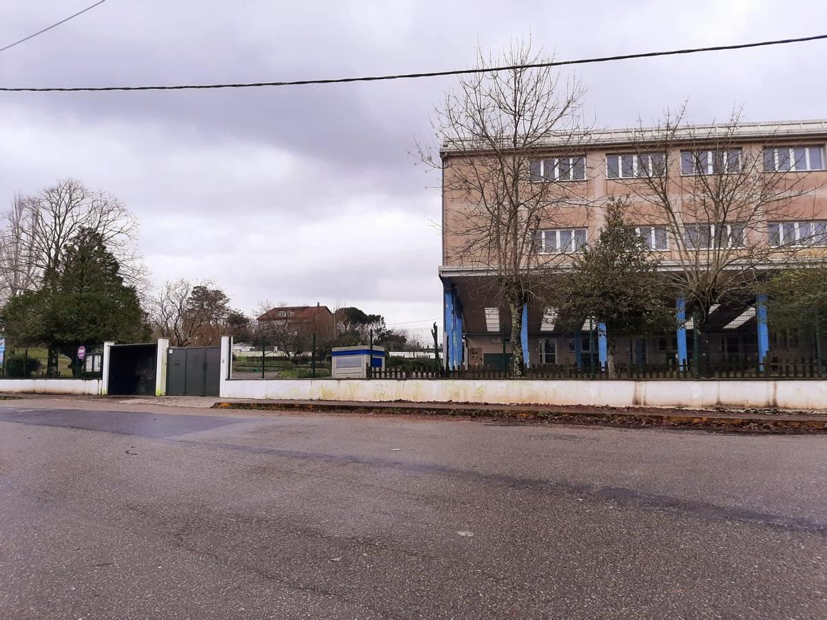 Vista del colegio de Baño, a donde tienen que cruzar los usuarios de Madrugadores.