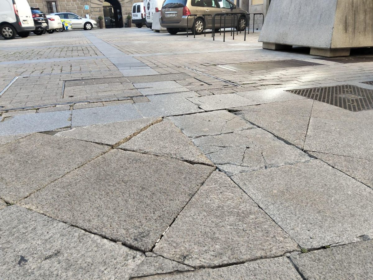 Mal estado del pavimento en la calle Zapatería de Plasencia.