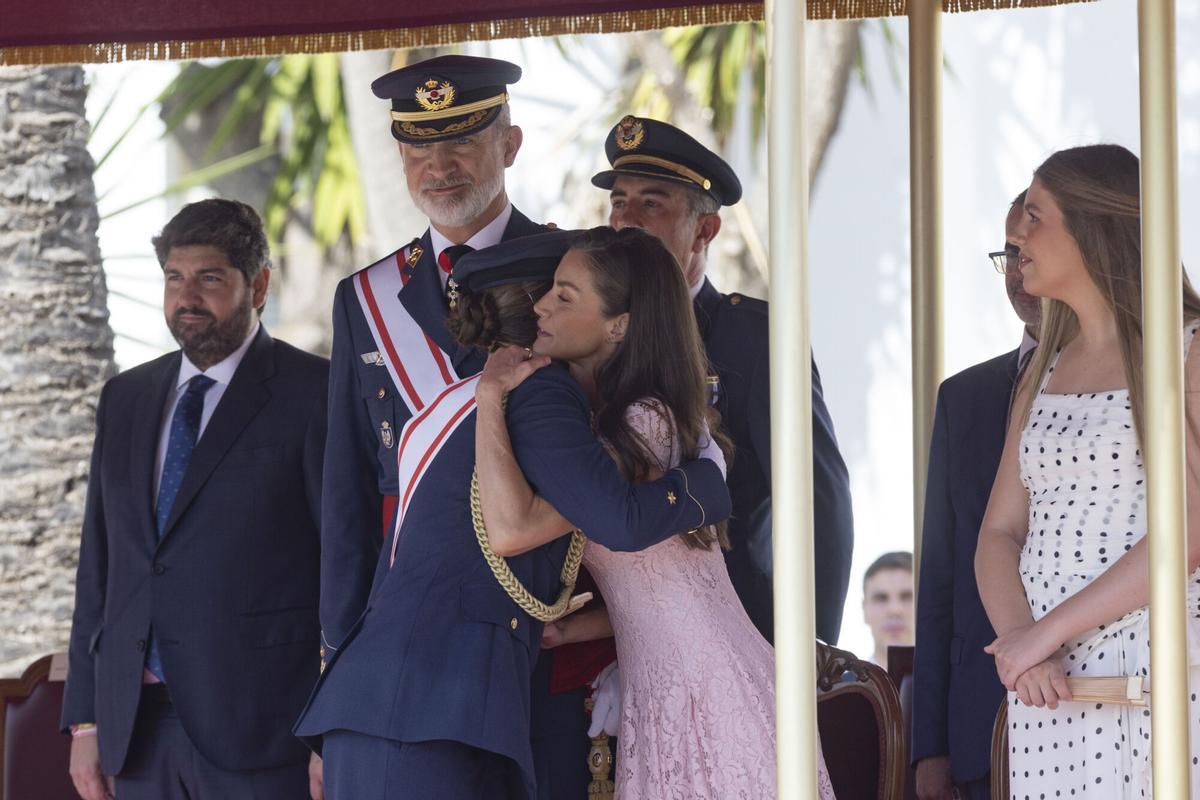 SAN JAVIER (MURCIA), 10/07/2026.- La reina Letizia abraza a la princesa de Asturias, Leonor, en presencia del rey Felipe VI y de la infanta Sofia, durante el acto de entrega de los reales despachos de empleo de los tenientes de la Academia General del Aire y del Espacio (AGA), este viernes en San Javier. EFE/Marcial Guillén