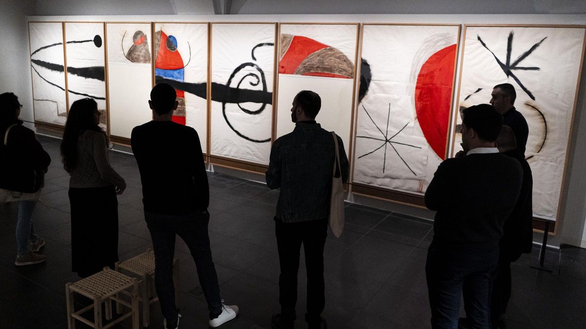 L’exposició presenta per primera vegada els vuit fragments murals de l’esbós original del ‘Mural del sol’, que Joan Miró va fer per a la seu de la Unesco a París.