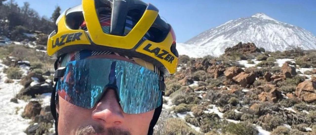 El ganador de las tres últimas Vueltas de España, Primoz Roglic, compartió en sus redes la foto con el Teide. | |