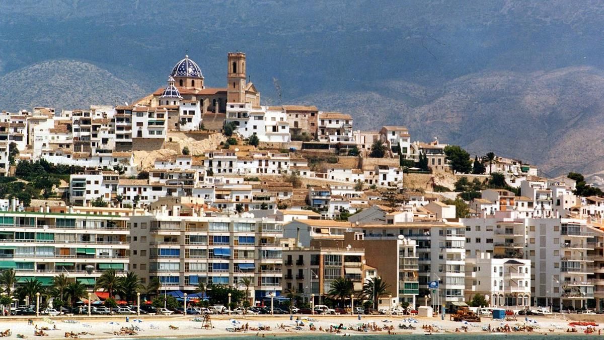 En primer termino, el paseo maritimo de Sant Pere y la playa La Roda de Altea.