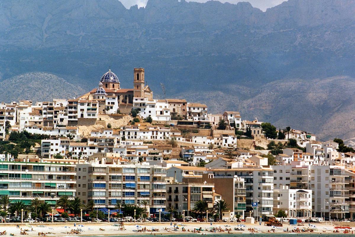 En primer termino, el paseo maritimo de Sant Pere y la playa La Roda de Altea.