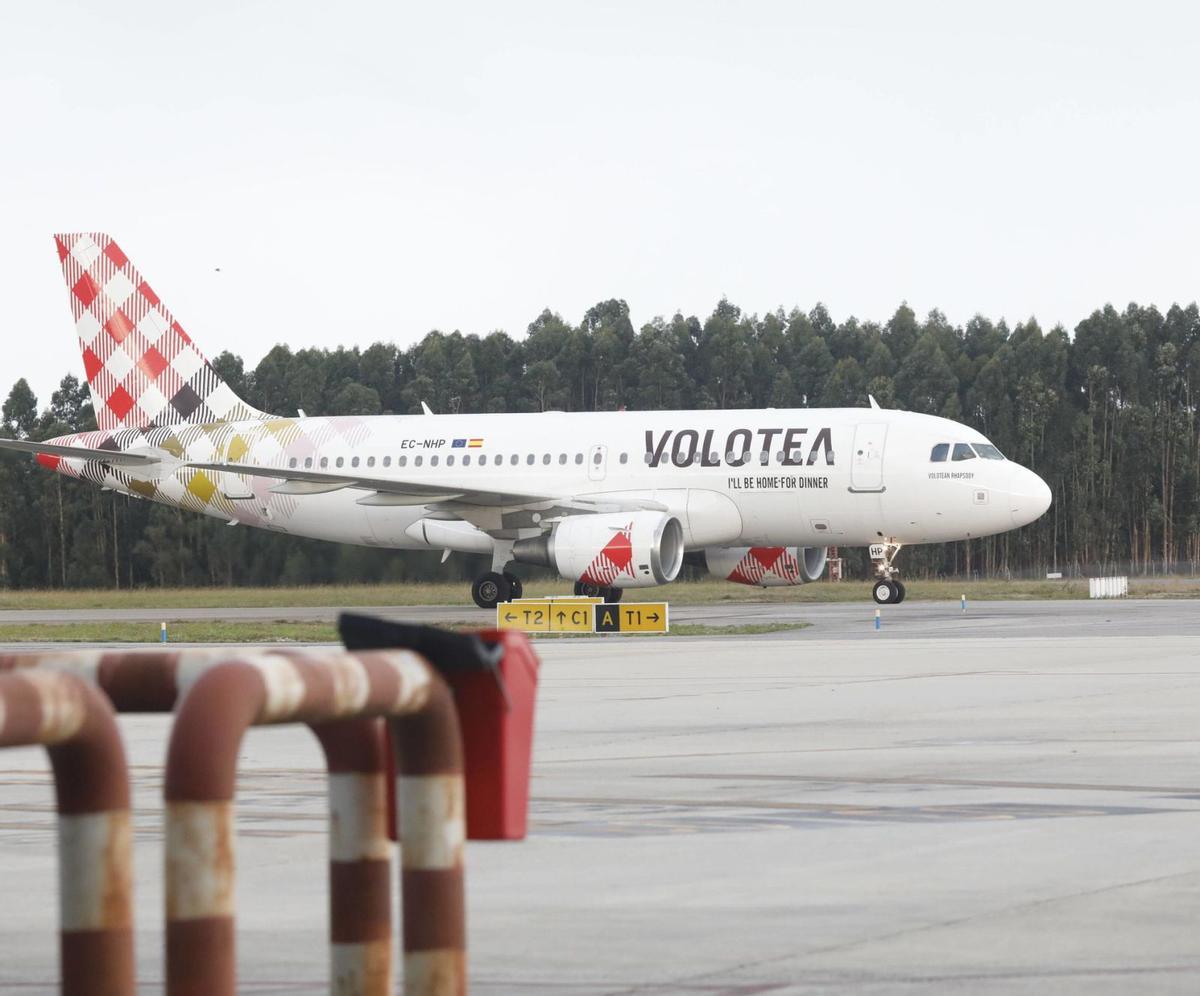 El avión de Volotea procedente de Granada que trasladó al viajero dos millones del aeropuerto de Asturias, el pasado jueves.  | MARA VILLAMUZA