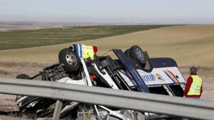 Un muerto y 10 heridos tras volcar un bus escolar en Ávila