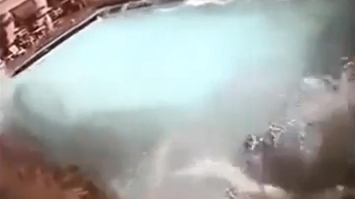 El efecto del terremoto de Nepal desborda el agua en una piscina.