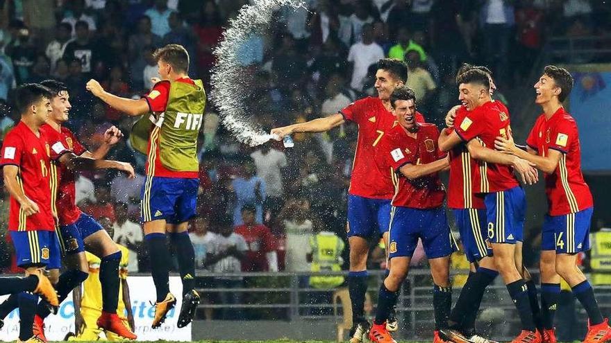 Los jugadores de España celebran su clasificación para la final del Mundial sub-17.