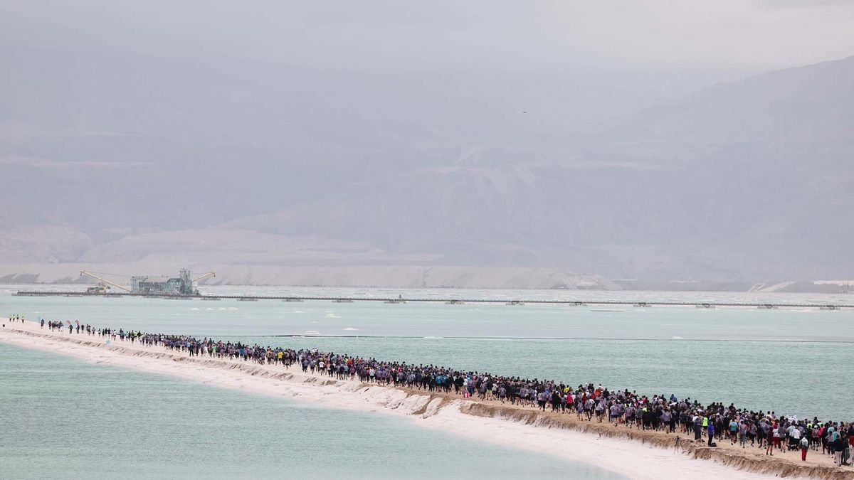 Ein Bokek (Israel), 07/02/2025.- Corredores en acción en el punto de partida de la 6ª Maratón del Mar Muerto en Ein Bokek, el Mar Muerto cerca de la frontera entre Israel y Jordania, Israel, el 07 de febrero de 2025. Según los organizadores, alrededor de 8.000 corredores participaron en la 6ª Maratón del Mar Muerto (Maratón, Jordania) EFE/EPA/ABIR SULTAN