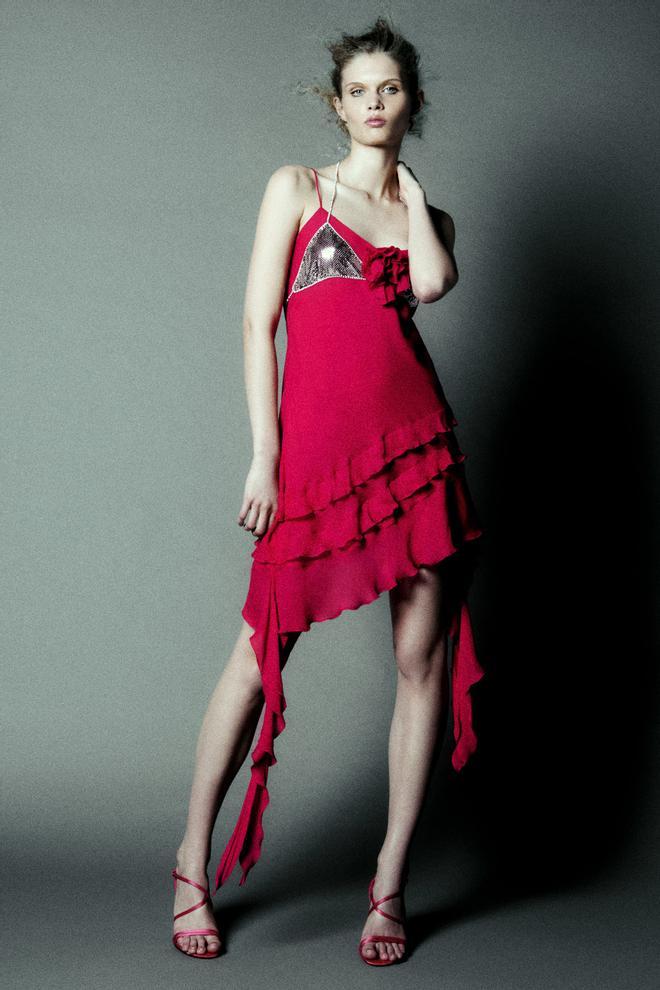 Vestido volantes con detalle de flor 'limited edition' de Zara