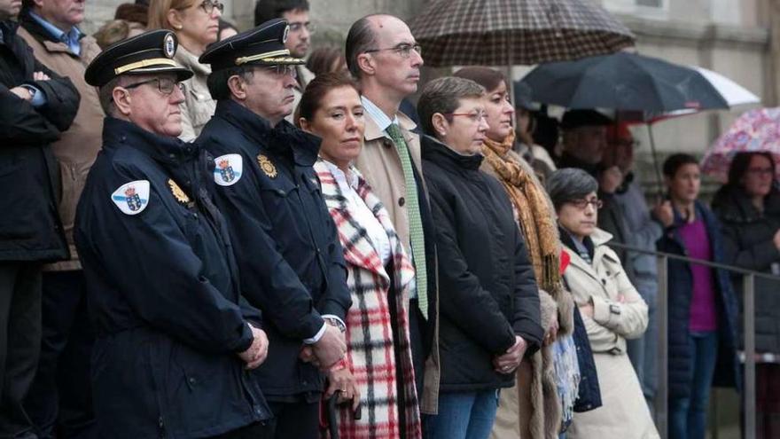 En el centro el titular de Sanidade, Vázquez Almuiña, con la conselleira de Medio Ambiente, Beatriz Mato (izda.) y otros altos cargos de la Xunta durante la concentración en San Caetano.