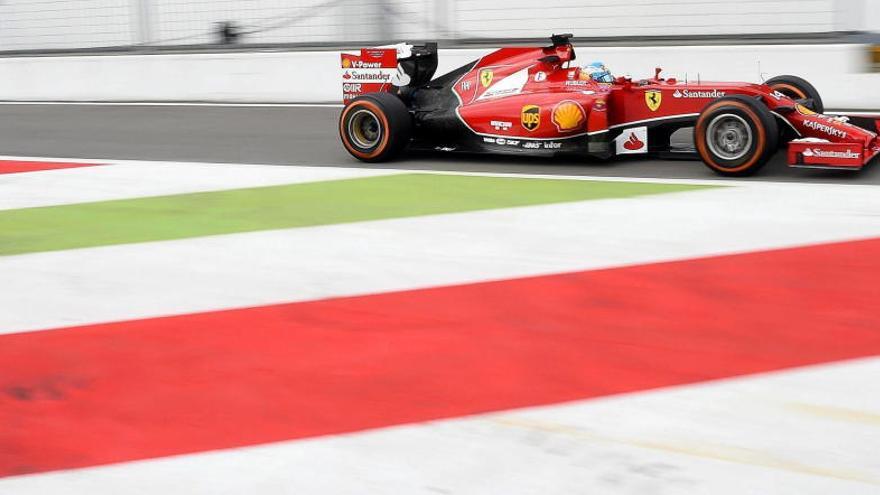 Alonso conduce su Ferrari en el circuito de Monza.