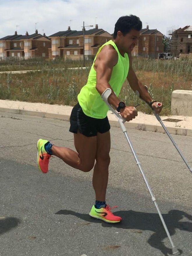 Christian López Rodríguez mientras entrena con muletas