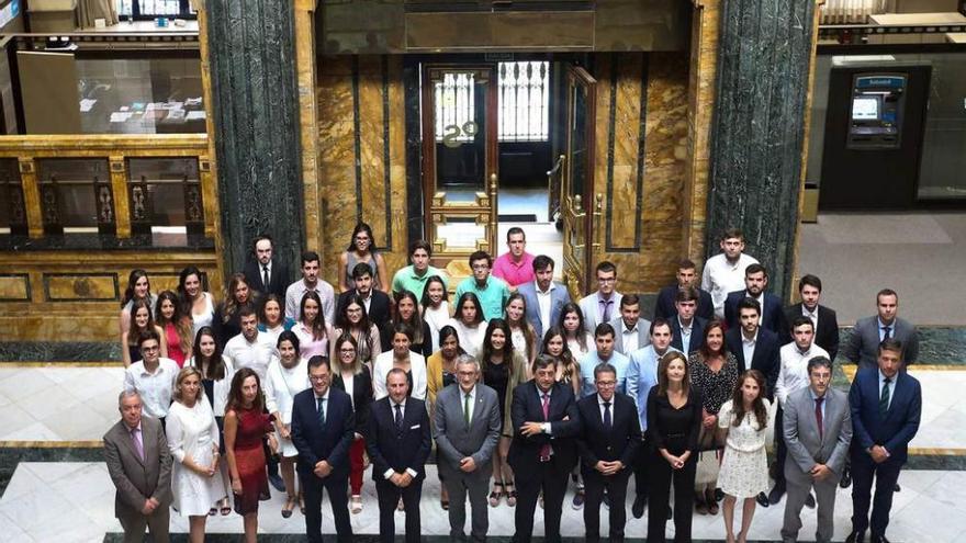 El Rector, los directivos y los jóvenes becados, ayer en Oviedo.