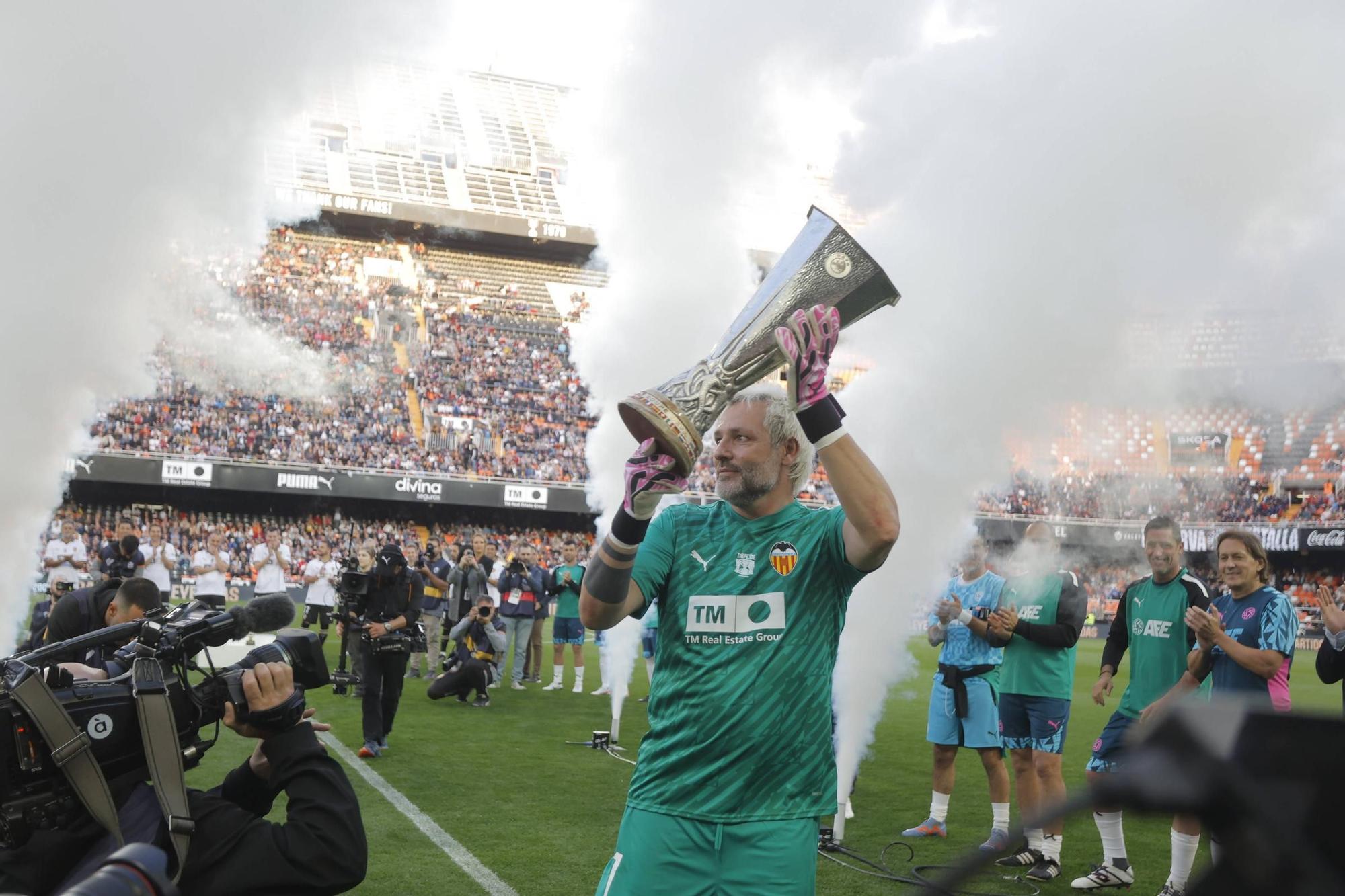 ¡Qué recuerdos! Las fotos del homenaje al Valencia del Triplete