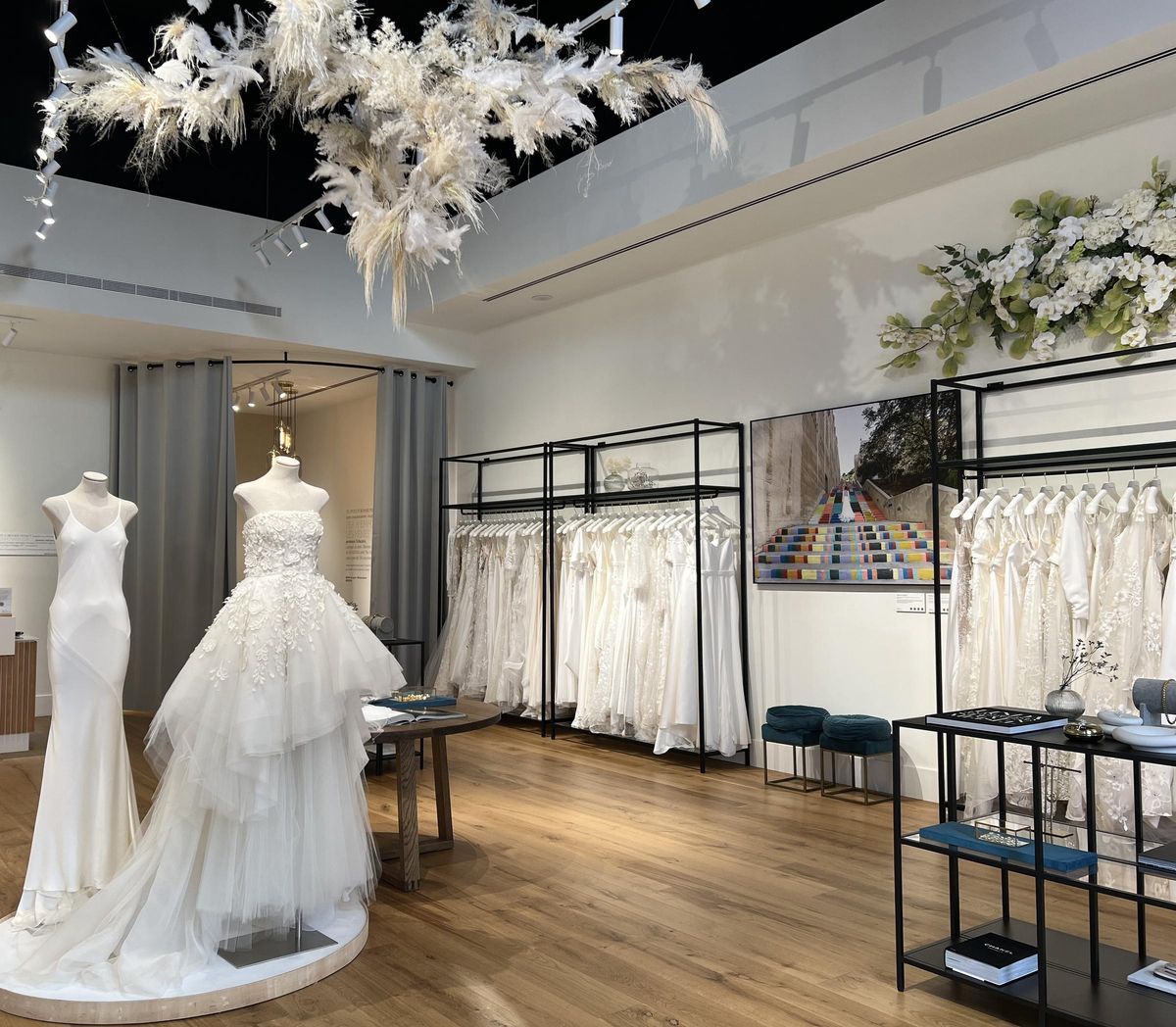 La boutique Brides do Good en La Roca Village, con un vestido de Oscar de la Renta en primer término.