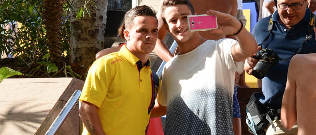 Roque Mesa, ayer, junto a un aficionado en el Hotel Dunas Don Gregory.