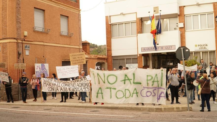 Manifestación con coches en el N-234 contra un PAI en Gilet